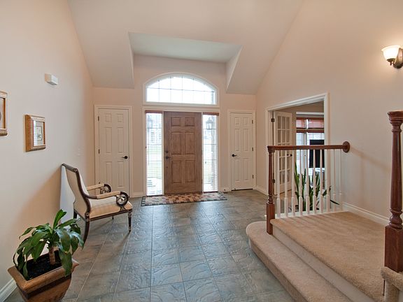 3rd image of 909 Gallery Ln