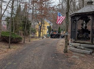 32 E Main St, Hopkinton, MA 01748