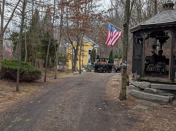 32 E Main St, Hopkinton, MA 01748