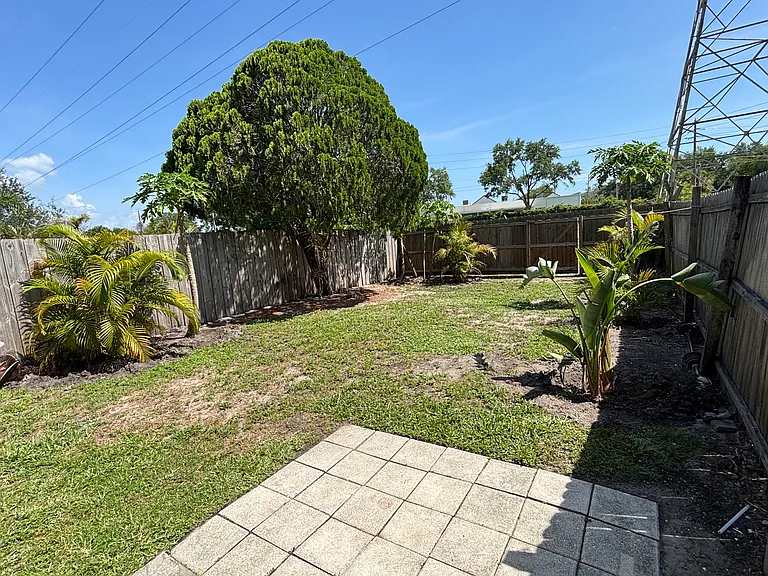 1618 Adams Cir S — Photo 15