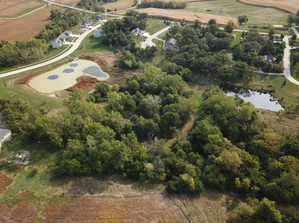 Oak Hills Cir, Pella, IA 50219