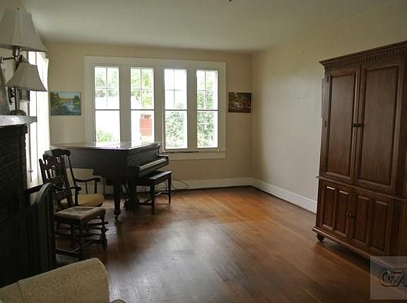3rd image of 4628 Woodrow Ave
