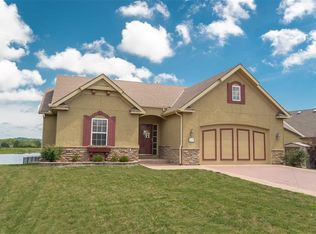 22238 W Sycamore St, Tonganoxie, KS 66086