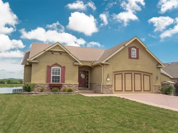 22238 W Sycamore St, Tonganoxie, KS 66086