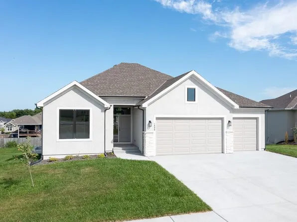 1806 Garden Ct, Basehor, KS 66007