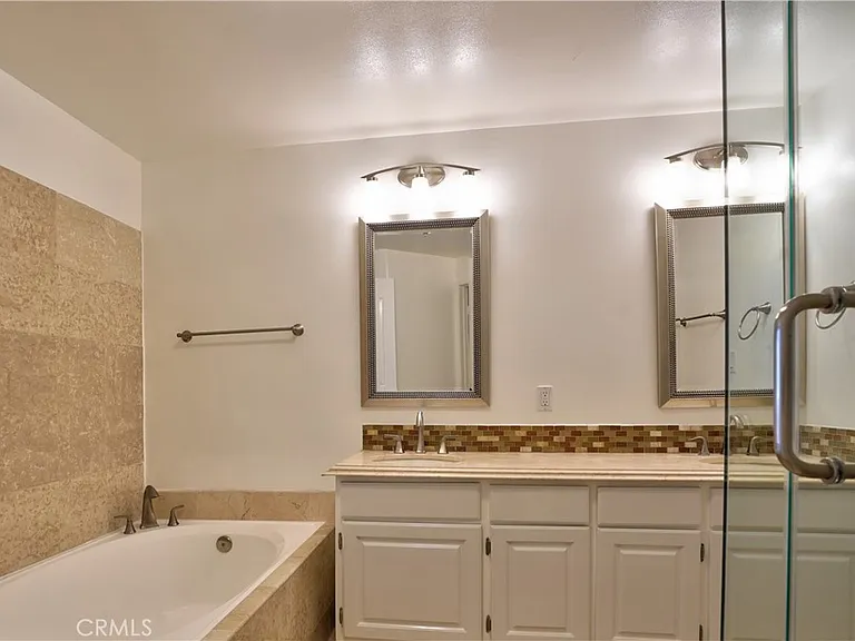 930 N Doheny Dr #303 — Photo 14