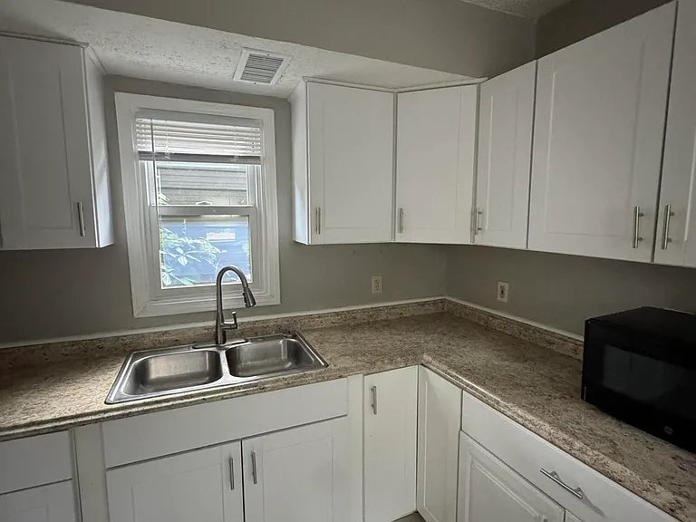 605 Harry St — Photo 12