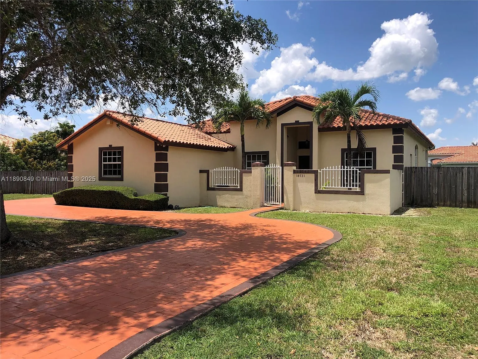 Redlands Colonial Estates — Photo 3