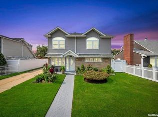 871 Grand Blvd, Westbury, NY 11590