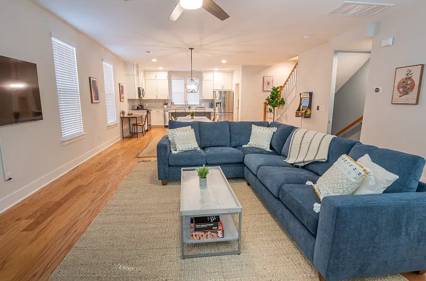 4 bed, 3.5 bath, 2296 sqft, $4,000 — Photo 3
