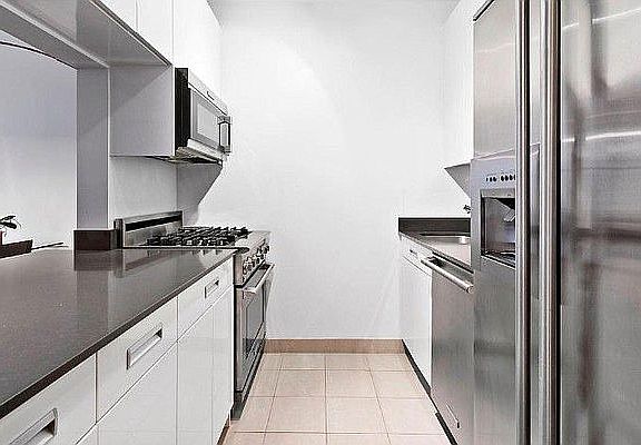 3rd image of 99 John St APT 918