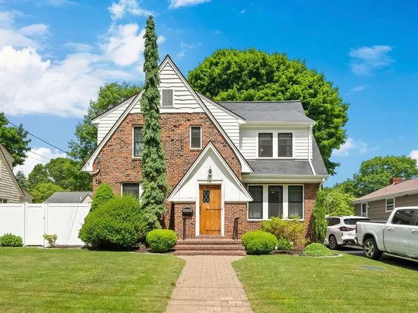 9 Lynnbrook Rd, Lynnfield, MA 01940