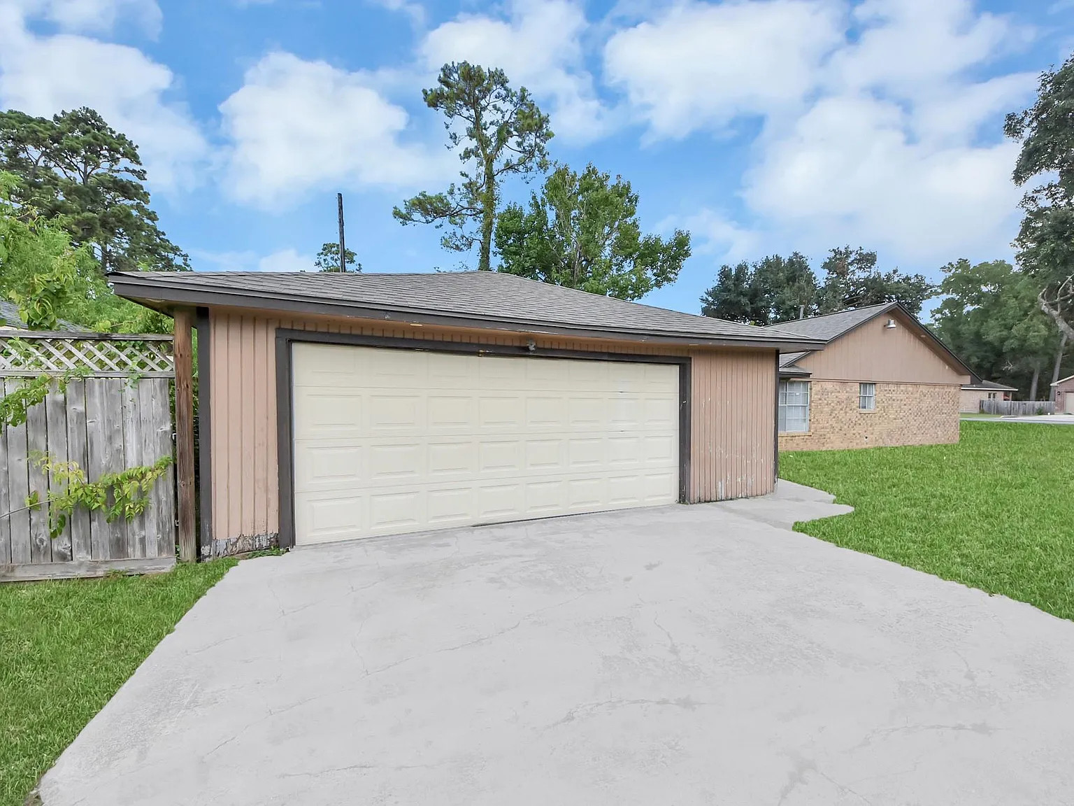 3 bed, 2.0 bath, 1629 sqft, $1,800 — Photo 2