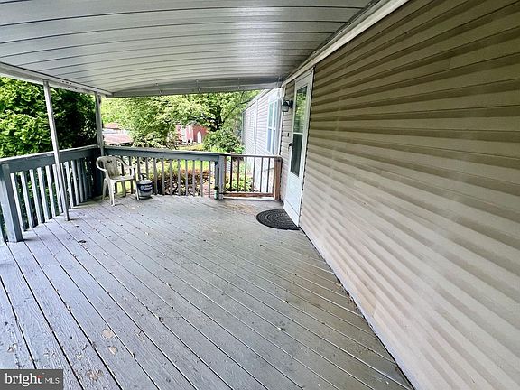 2nd image of 910 Lakeview Dr