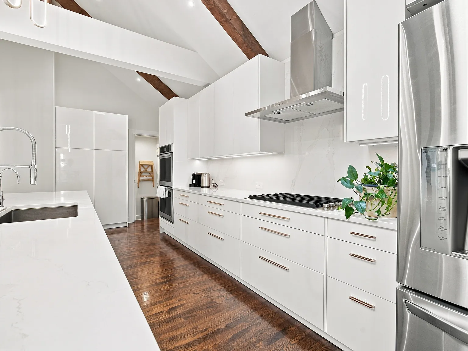 4 bed, 2000 sqft, $5,700 — Photo 3