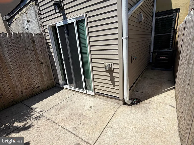 2643 N Mascher St — Photo 22
