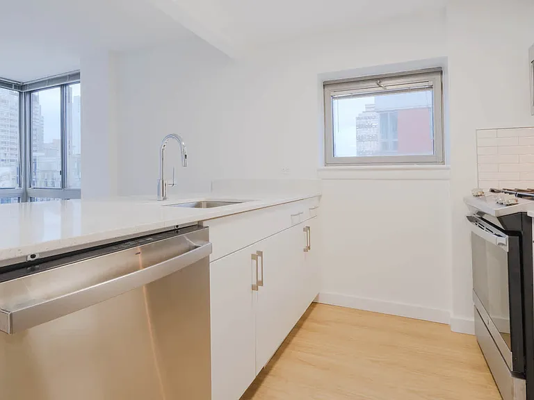 400 W 37th St #7R — Photo 45