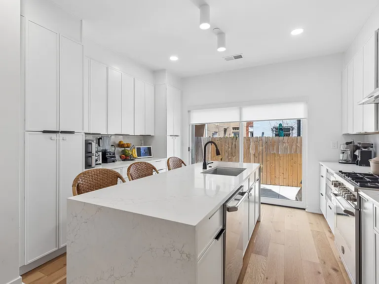 2231 Pemberton St — Photo 9