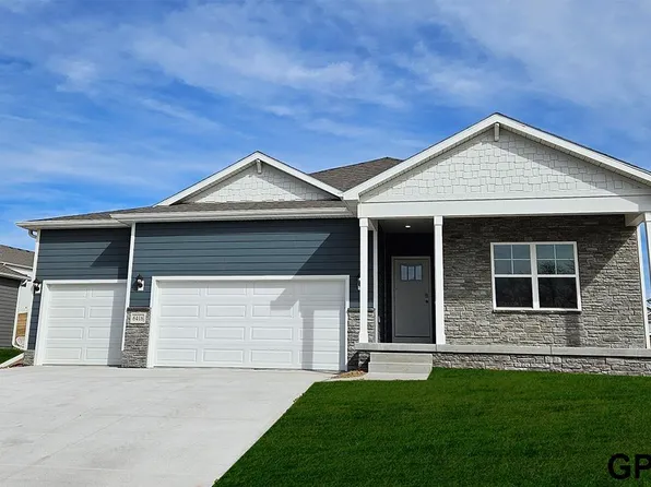6418 Park Crest Dr, Papillion, NE 68157