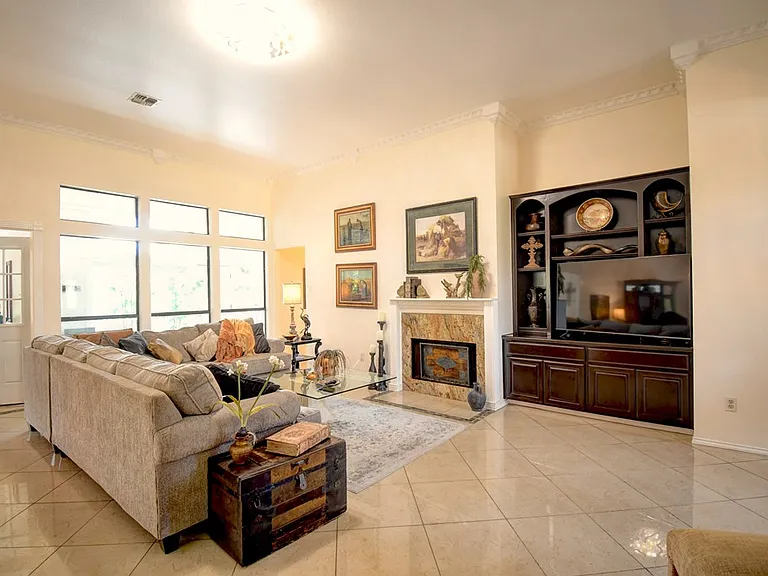 719 Oak Hollow Dr — Photo 7