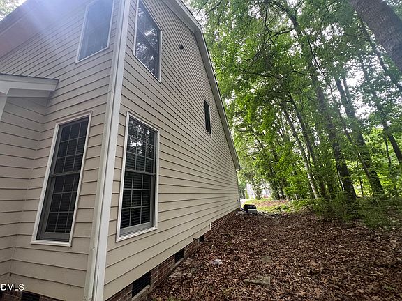 5th image of 109 Brampton Cir