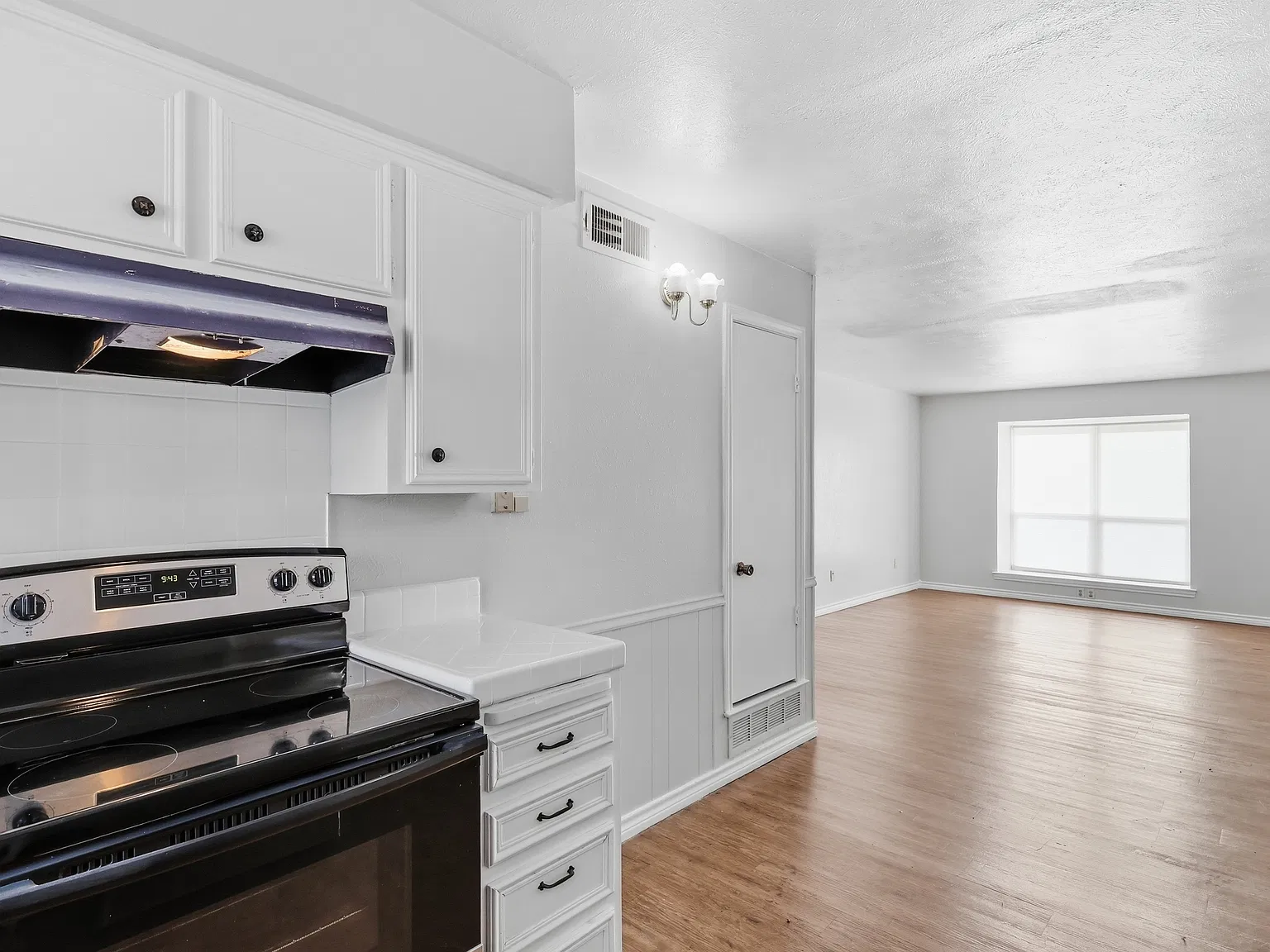 225 Bryan St — Photo 3