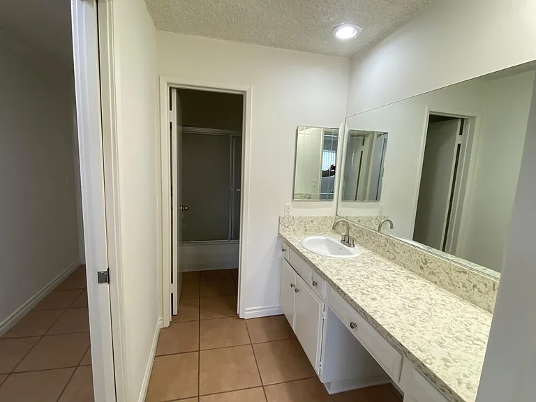 Chateau Garnet Apts. — Photo 32