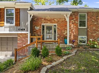 13924 S Summertree Ln, Olathe, KS 66062