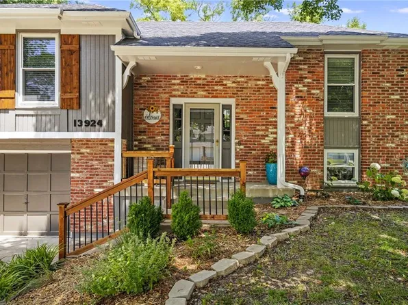 13924 S Summertree Ln, Olathe, KS 66062
