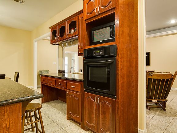 5th image of 820 Empress St