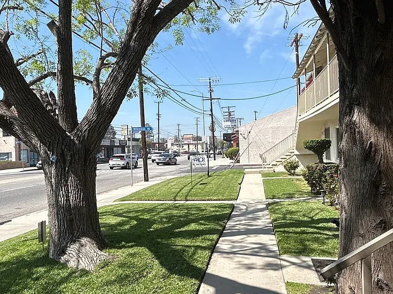 12425 Oxnard St — Photo 2