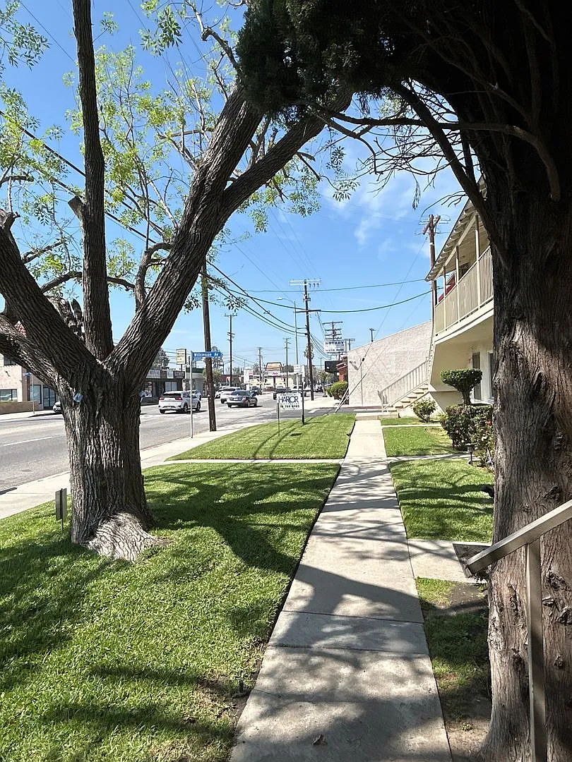 Building Photo - 12425 Oxnard St