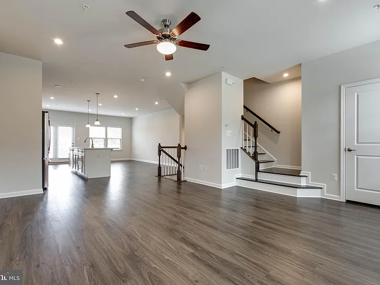 7912 N Gladden Farm Way — Photo 8