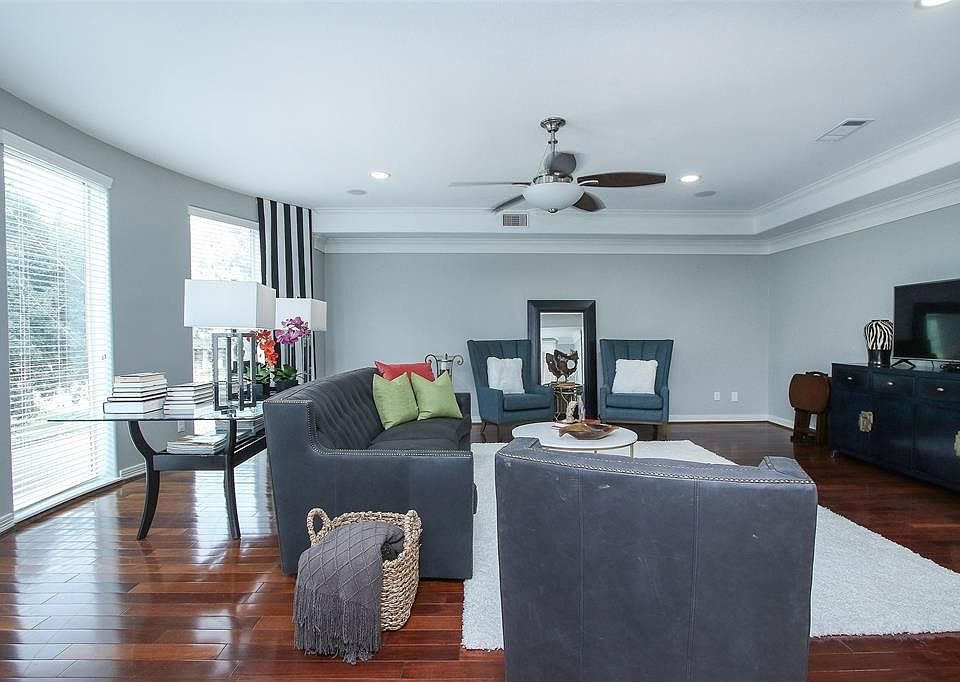 This Midtown townhome has excellent curb-appeal with a dramatic curved wall which caries through to the Living Area and Primary Bedroom. The wall of w