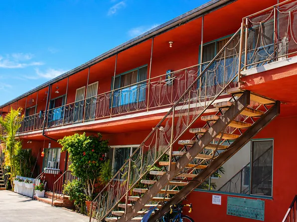 3761 S. Barrington Ave, 3761 S Barrington Ave APT 11, Los Angeles, CA 90066