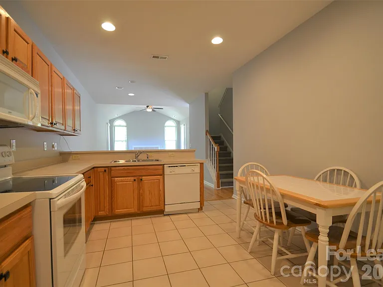 8035 Sultana Cir — Photo 13