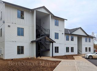 1220 5th St, Woodburn, OR 97071