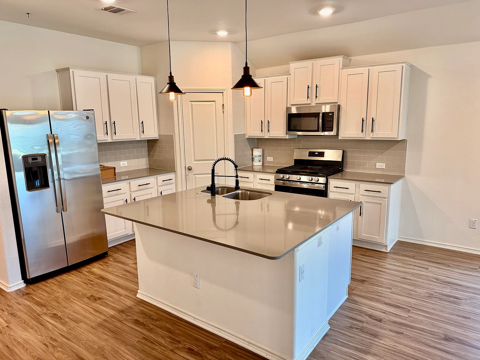 3 bed, 1964 sqft, $2,395 — Photo 3