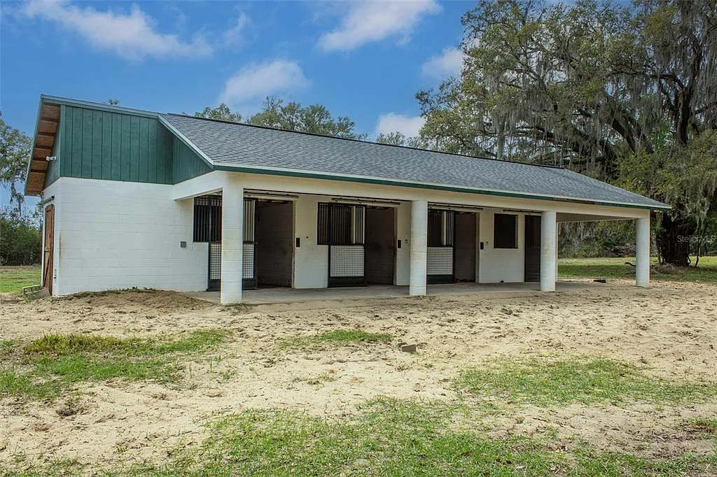 3 bed, 2.0 bath, 2470 sqft, $3,500 — Photo 2