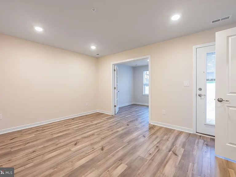 923 Magnolia Ln — Photo 5