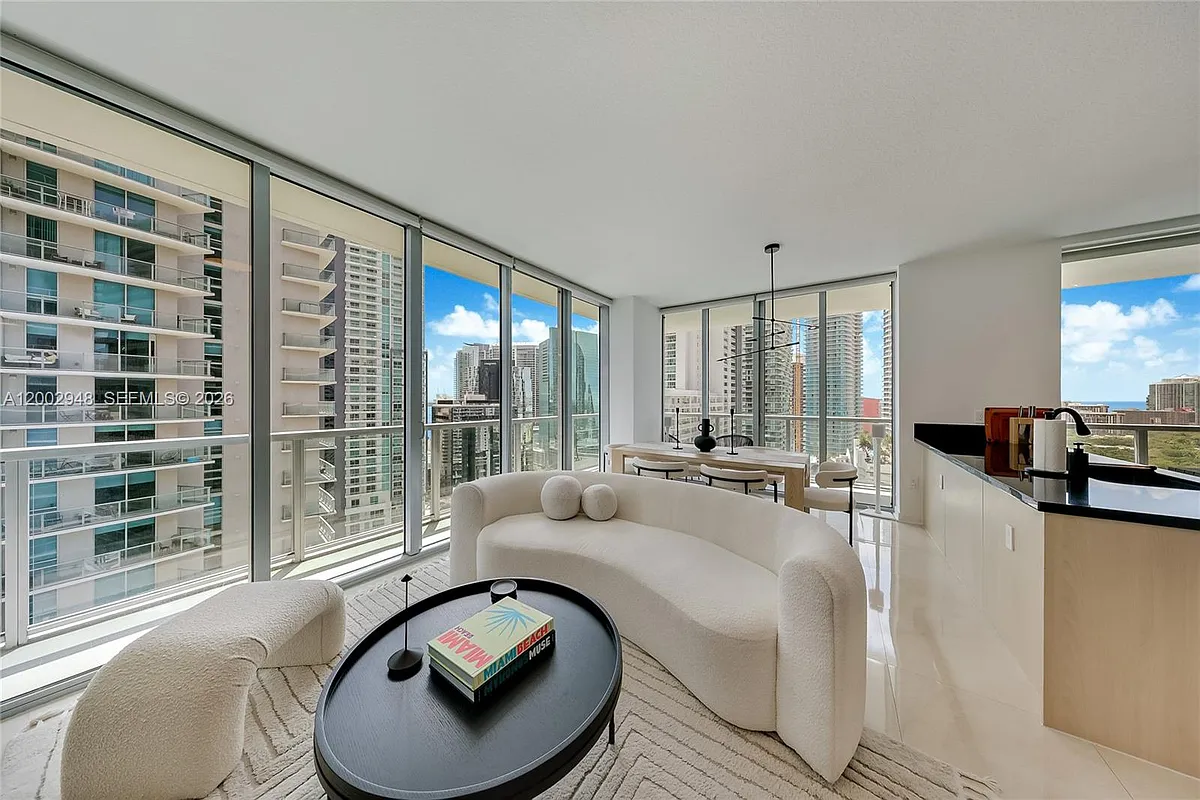 Building Photo - 1111 SW 1st Ave #2719