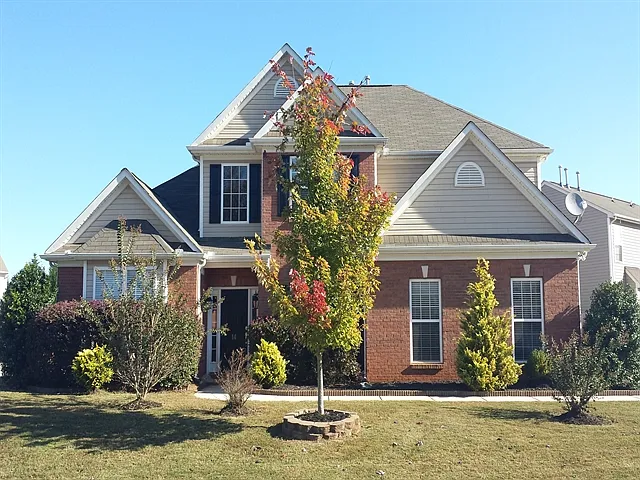 5 bed, 3.5 bath, 2700 sqft, $2,740 — Photo 1
