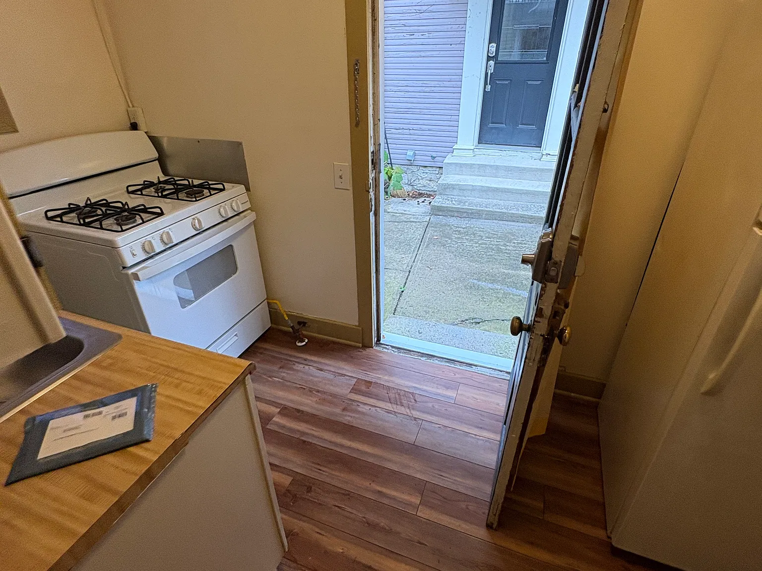 Studio, $650 — Photo 3