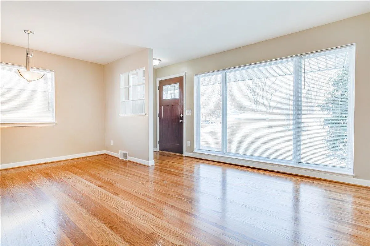 3 bed, 1.5 bath, 1036 sqft, $2,300 — Photo 3