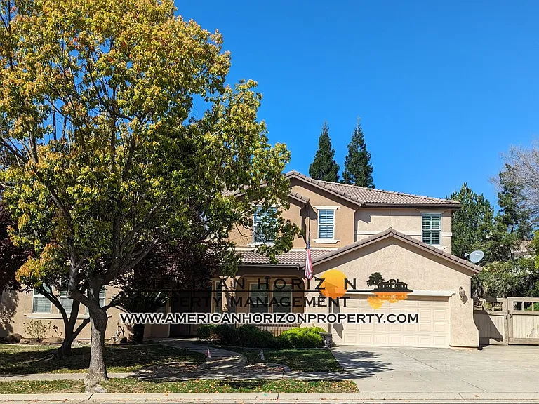 425 Crescent Dr — Photo 1