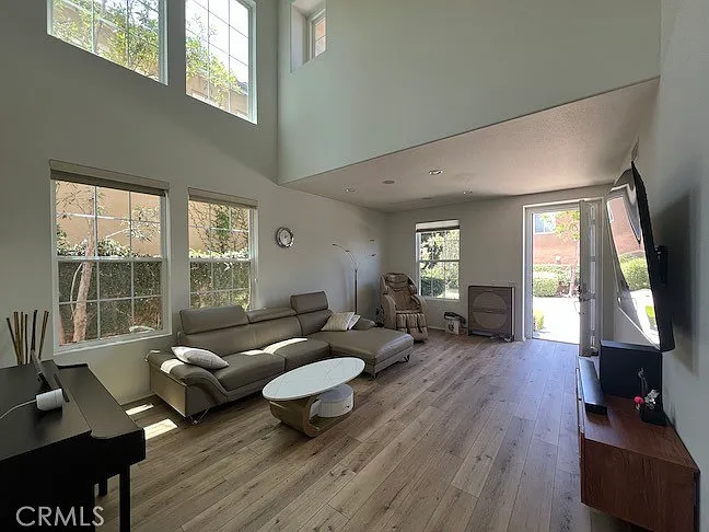 2546 Hibiscus St — Photo 3