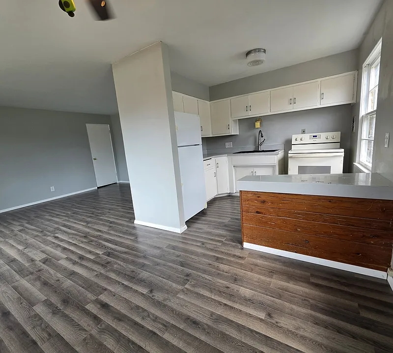 2 bed, 1.0 bath, $899 — Photo 2