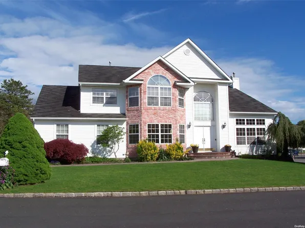 1 Sunflower Court, Holtsville, NY 11742