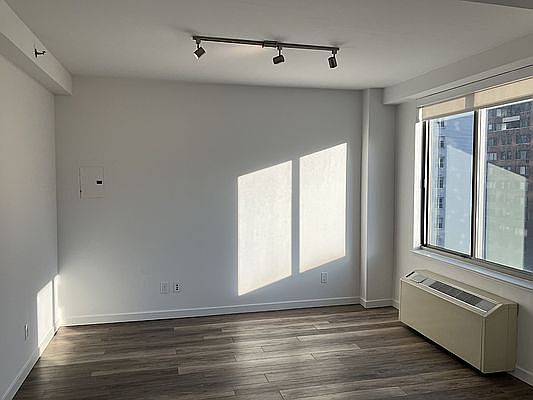4th image of 556 3rd Ave APT 905