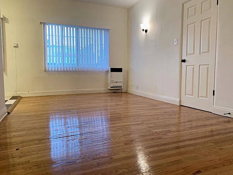 654 S Dunsmuir Ave — Photo 8